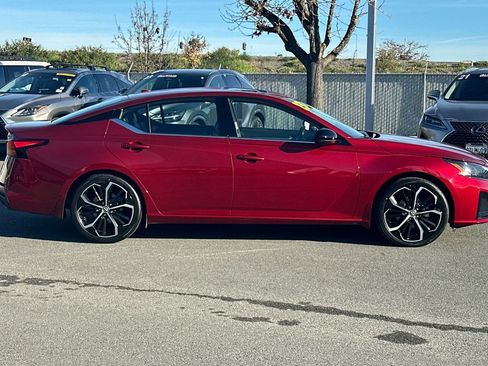 Used 2023 Nissan Altima 2.5 SR w/ SR Premium Package image 3