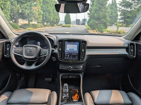 Used 2025 Volvo XC40 B5 Ultra AWD/4WD image 13
