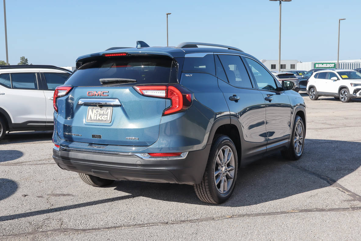 Used 2024 GMC Terrain SLT AWD/4WD image 4