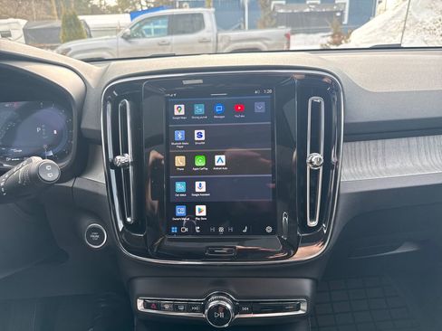 Used 2025 Volvo XC40 B5 Core image 21