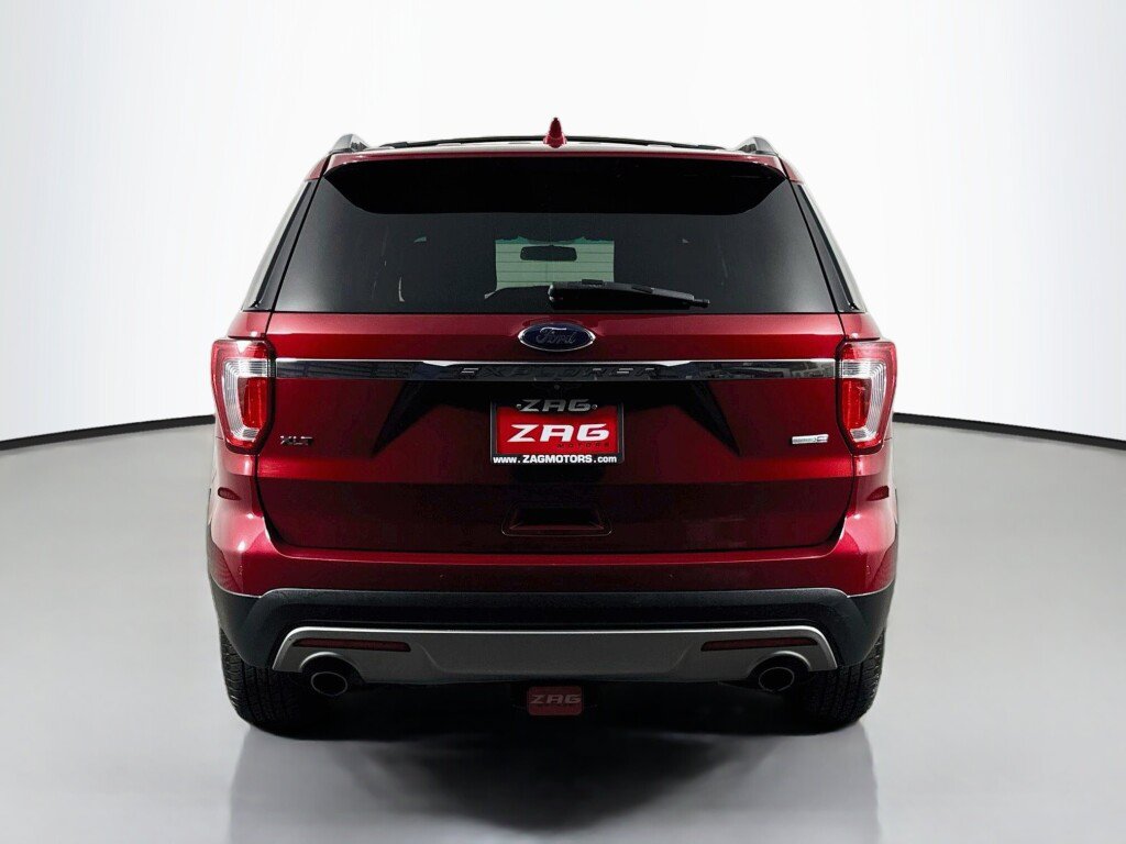 Used 2017 Ford Explorer XLT AWD/4WD image 4