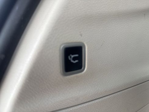 Used 2023 Chrysler Pacifica Touring-L FWD image 27