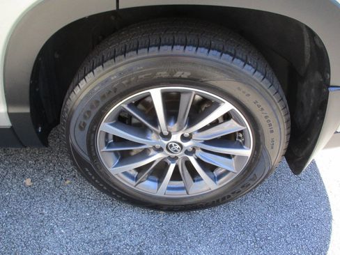 Used 2019 Toyota Highlander XLE image 34