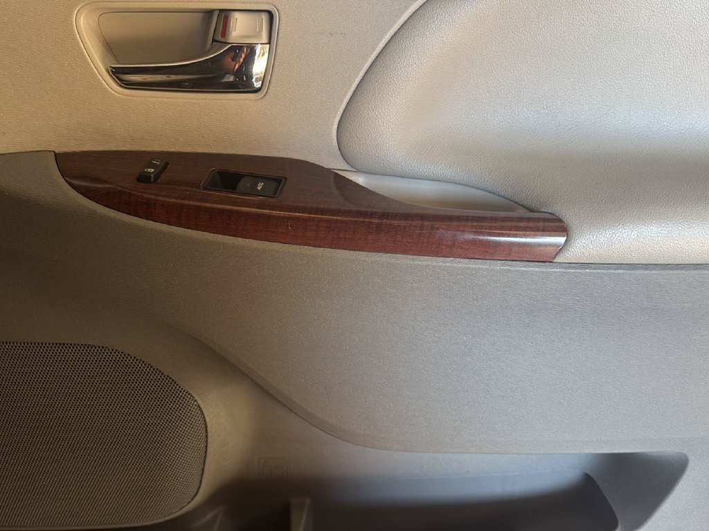 Used 2014 Toyota Sienna XLE w/ Entertainment Package FWD image 31