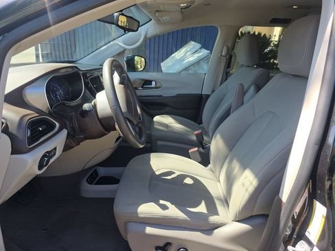 Used 2017 Chrysler Pacifica Touring FWD image 5