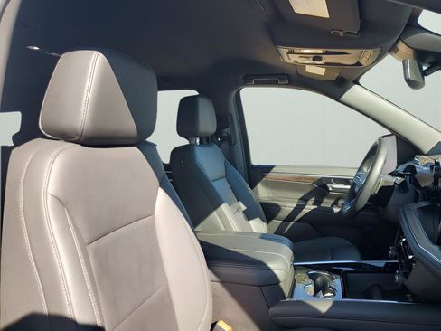 Used 2025 Chevrolet Suburban Z71 image 15