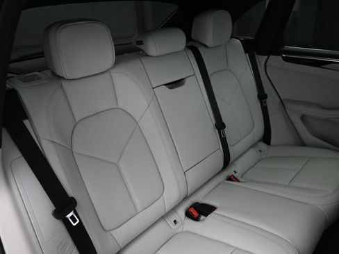 Certified 2025 Porsche Macan AWD/4WD image 30