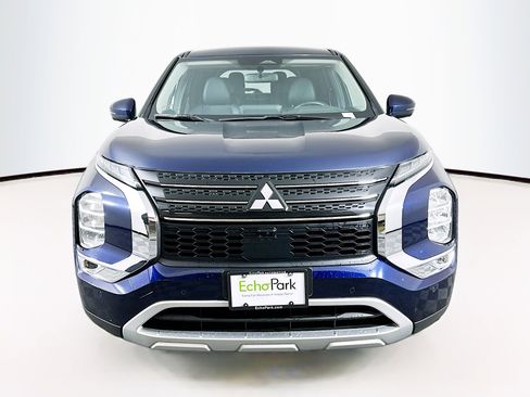 Used 2024 Mitsubishi Outlander SE image 2