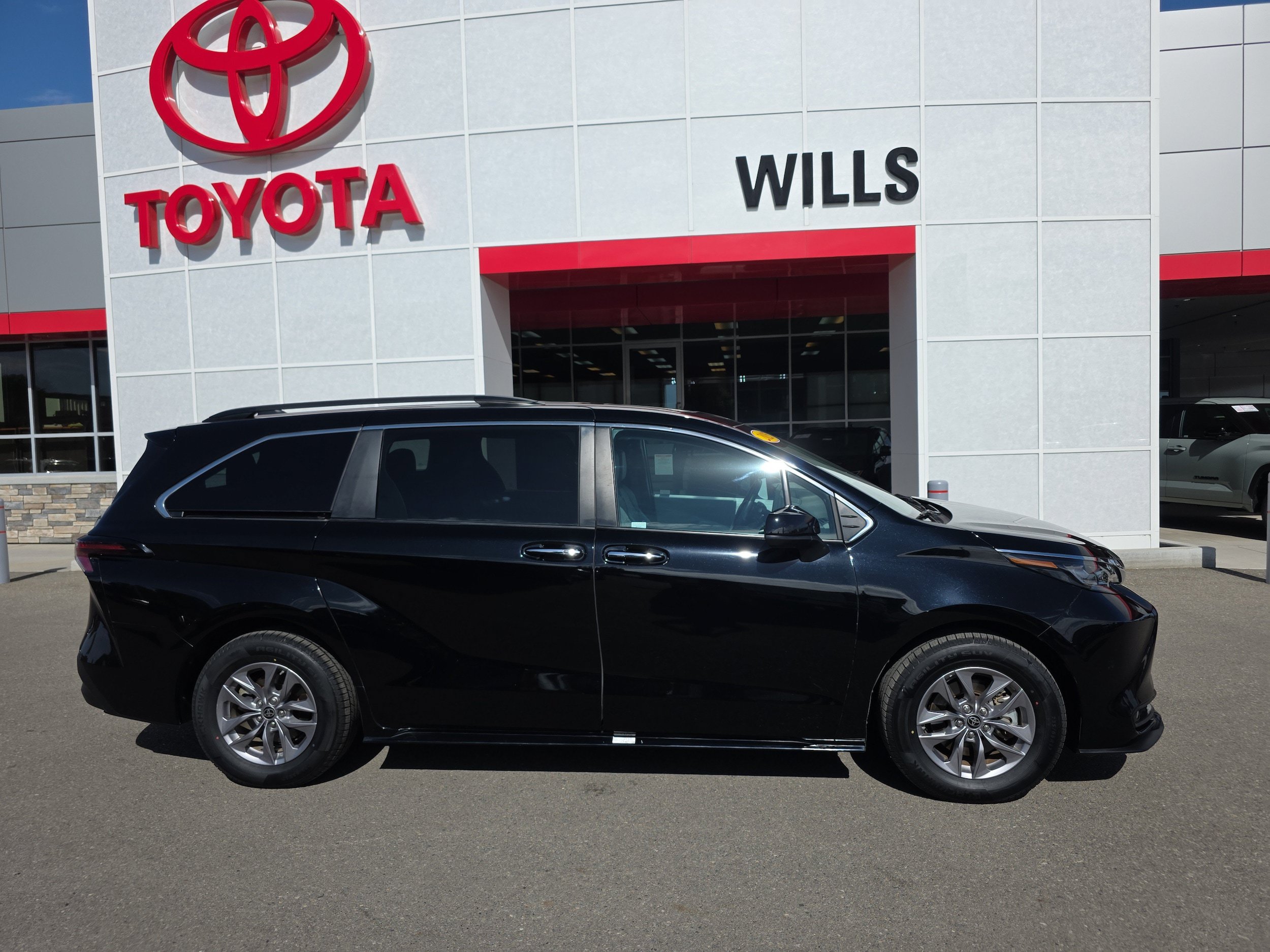 Used 2025 Toyota Sienna XLE FWD image 1