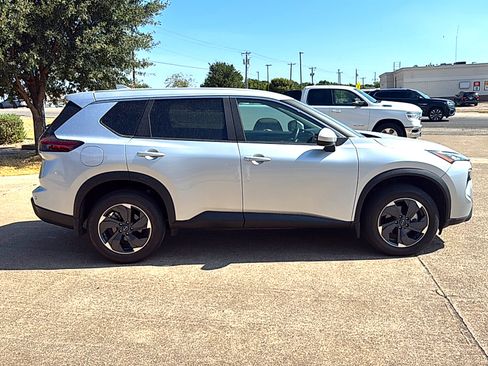 Used 2025 Nissan Rogue SV FWD image 4