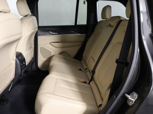 Used 2023 Jeep Grand Cherokee Limited AWD/4WD image 16