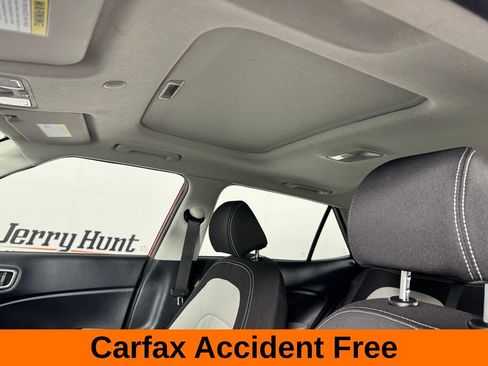 Used 2025 Hyundai Venue SEL image 3