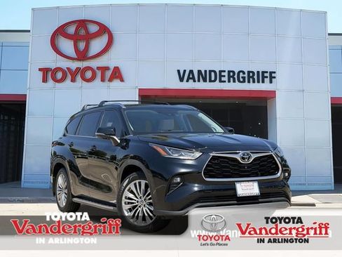Used 2024 Toyota Highlander Platinum FWD image 1