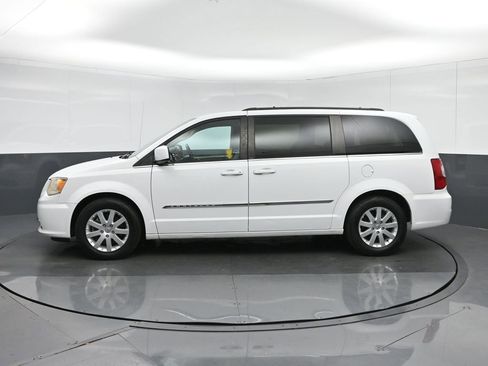 Used 2014 Chrysler Town & Country Touring image 4