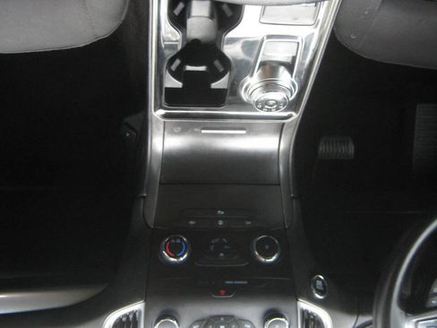 Used 2019 Ford Edge SE image 16