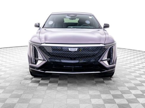 Certified 2025 Cadillac Lyriq Luxury w/ LPO, Floor Liner Package AWD/4WD image 9