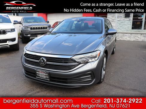 Used 2024 Volkswagen Jetta SE FWD image 1