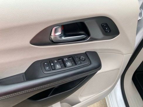 Certified 2023 Chrysler Pacifica Touring-L FWD image 10