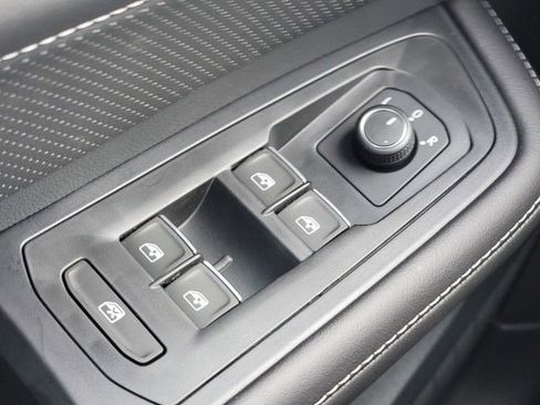 New 2026 Volkswagen Atlas Cross Sport SE image 30