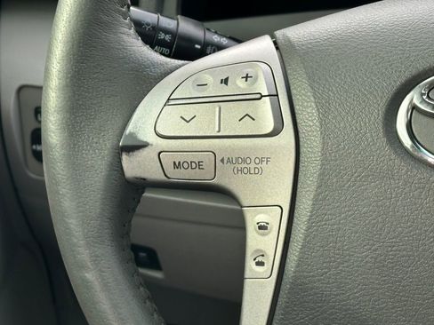 Used 2011 Toyota Camry XLE image 19