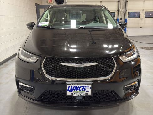 Used 2024 Chrysler Pacifica Touring-L image 8