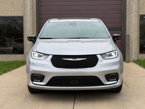 Used 2026 Chrysler Pacifica Limited image 2