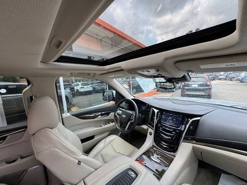 Used 2020 Cadillac Escalade Luxury w/ LPO, Radiant Package AWD/4WD image 25