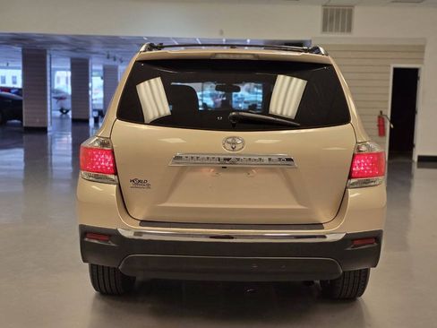 Used 2012 Toyota Highlander SE w/ Tow Pkg FWD image 4