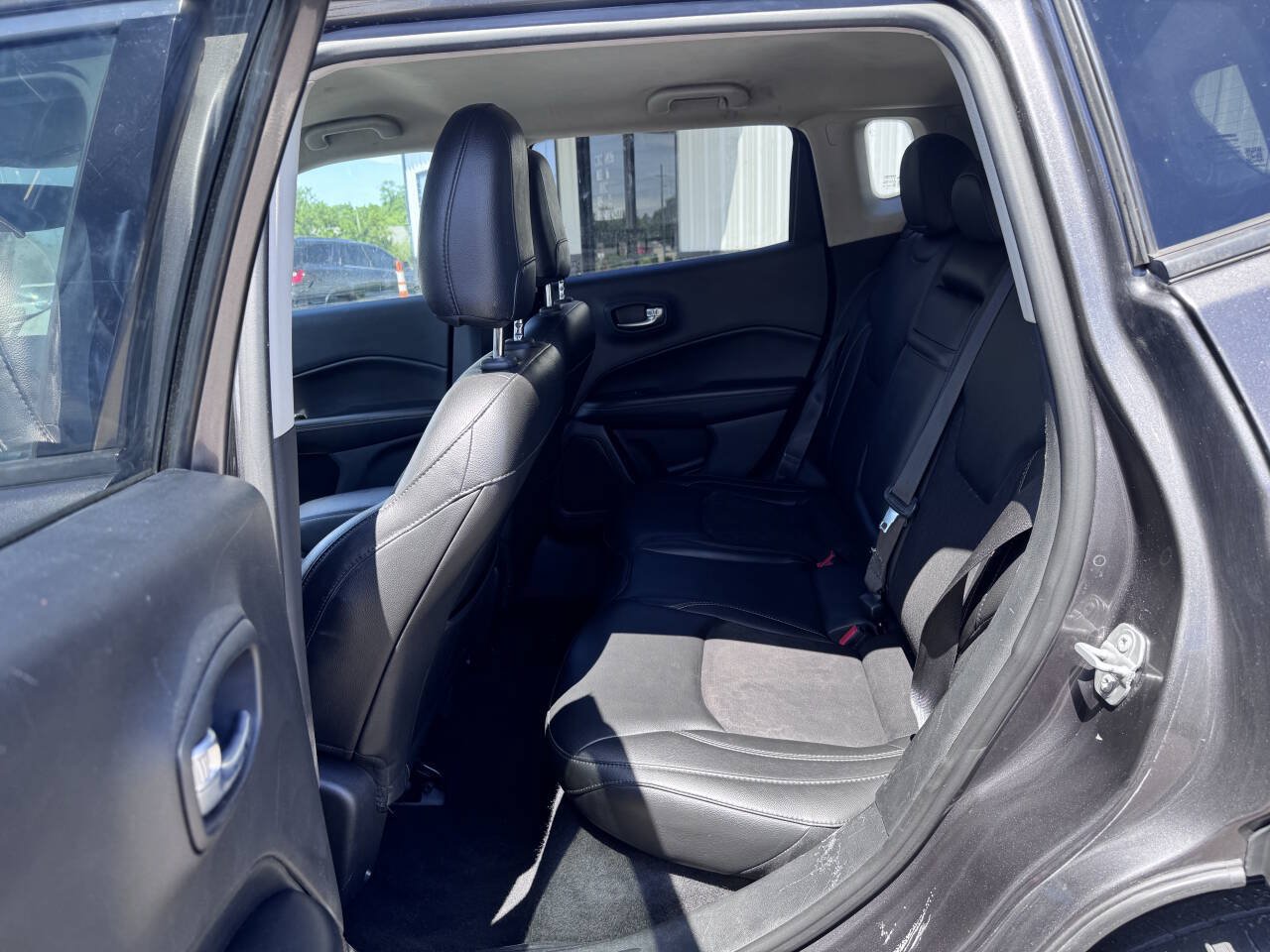Used 2018 Jeep Compass Latitude w/ Cold Weather Group AWD/4WD image 15