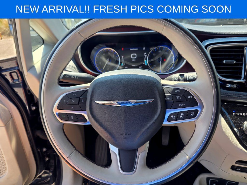 Used 2017 Chrysler Pacifica Limited FWD image 12