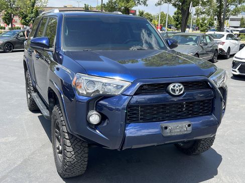 Used 2018 Toyota 4Runner SR5 AWD/4WD image 4