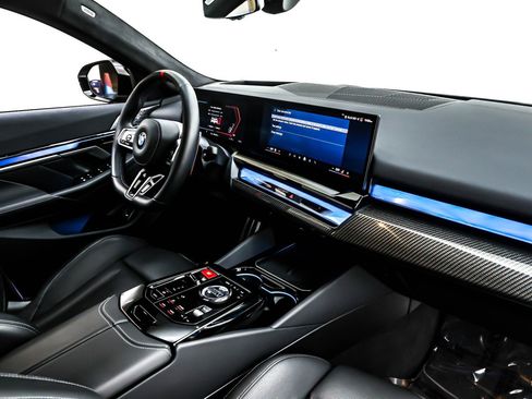 Used 2025 BMW M5 w/ Executive Package image 16