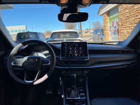 Used 2025 Jeep Compass Trailhawk image 32