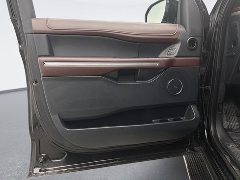 Used 2022 Ford Expedition Max Limited image 9