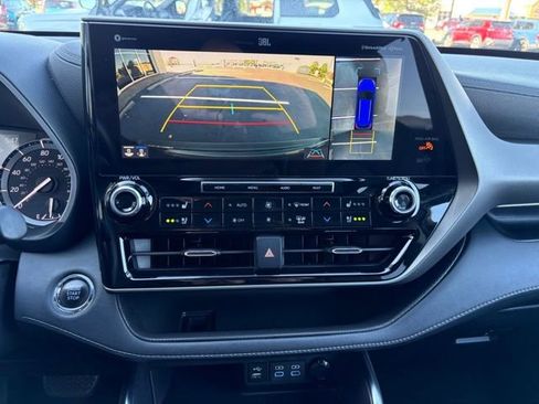 Used 2022 Toyota Highlander Limited image 17
