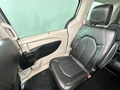 Used 2024 Chrysler Pacifica Touring-L FWD image 12