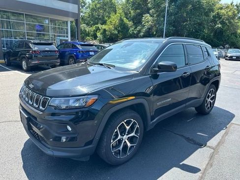 Used 2024 Jeep Compass Latitude AWD/4WD image 3