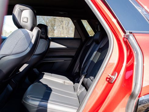 Used 2024 Cadillac Lyriq Tech image 16