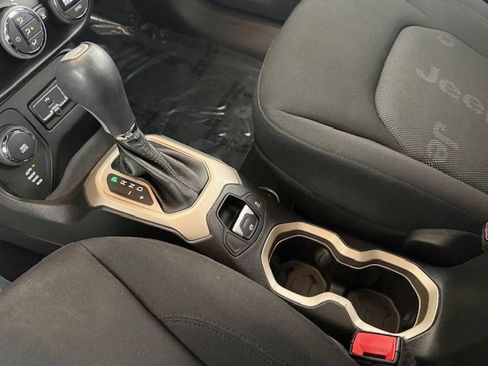 Used 2015 Jeep Renegade Latitude w/ Popular Equipment Group image 15