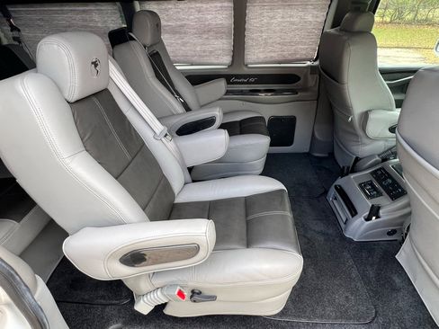 Used 2018 Chevrolet Express 2500 w/ Enhanced Convenience Package image 35