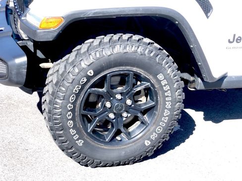 Used 2024 Jeep Gladiator Sport image 2