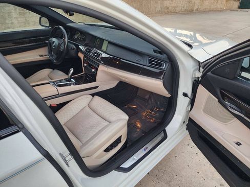 Used 2012 BMW 750Li w/ Driver Assistance Pkg RWD image 16