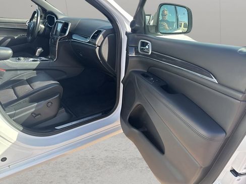 Used 2018 Jeep Grand Cherokee Overland image 15