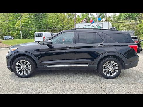 Certified 2022 Ford Explorer XLT w/ Equipment Group 202A AWD/4WD image 5