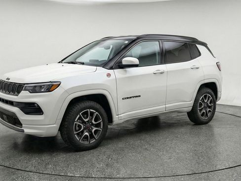 Used 2025 Jeep Compass Trailhawk AWD/4WD image 3
