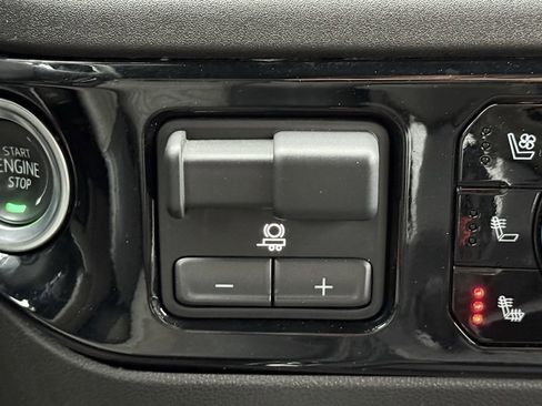 Used 2025 Chevrolet Silverado 2500 ZR2 w/ Technology Package image 31