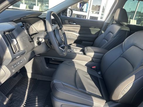 Used 2025 Nissan Pathfinder SL image 11