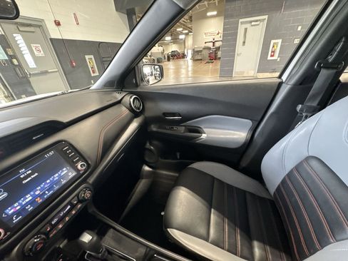 Used 2023 Nissan Kicks SR w/ SR Premium Package FWD image 3