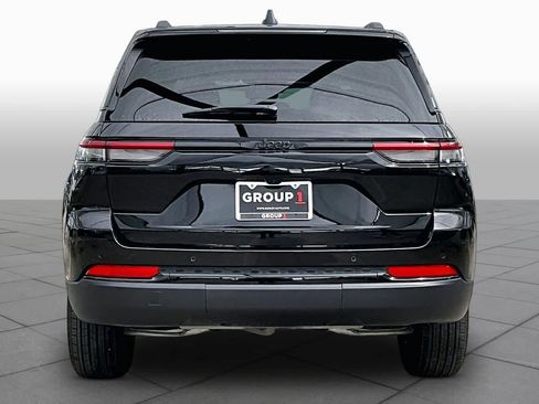 Used 2025 Jeep Grand Cherokee Altitude RWD image 5