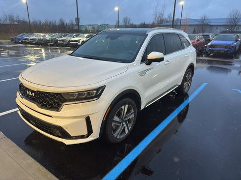 Certified 2022 Kia Sorento SX Prestige w/ Panoramic Sunroof Package image 2